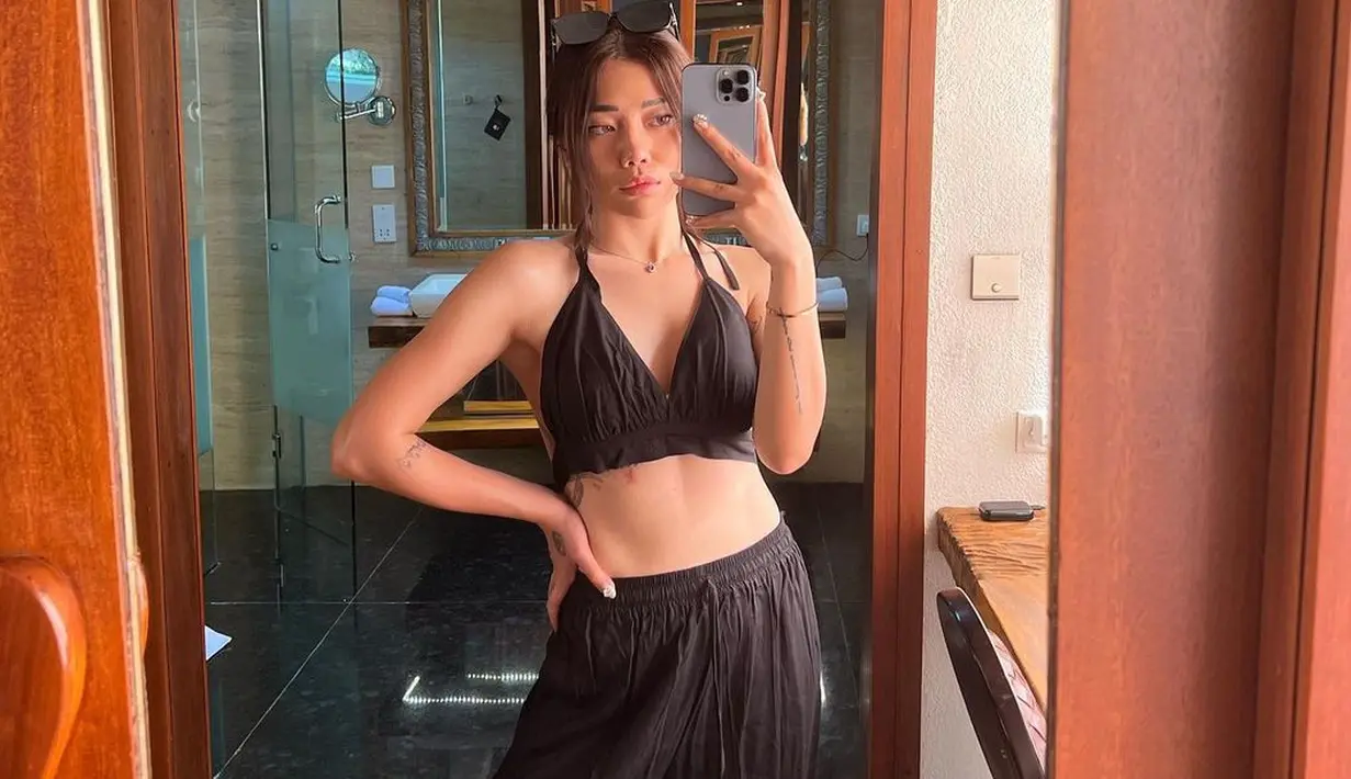 <p>Halter crop top dan celana kulit dengan warna senada. (Instagram @wendywalters)</p>