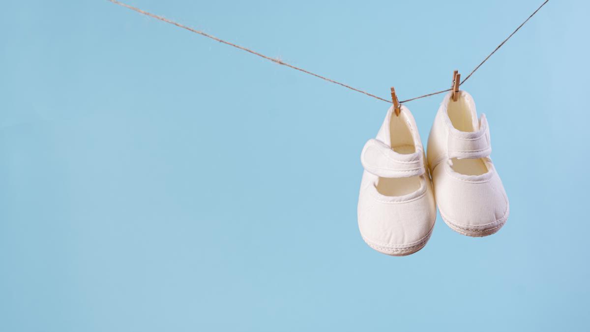 7 Cara Mengatasi Bau Sepatu di Rak, Rumah Jadi Lebih Segar