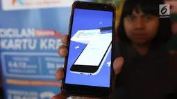 Model menunjukan transaksi offline Kredivo di Jakarta, Selasa (26/2).Transaksi offline Kredivo pertama diluncurkan bersama OkeShop, saat ini Kredivo tersedia di 47 gerai OkeShop di Jabodetabek dan ratusan merchant lainnya. (Liputan6.com/Angga Yuniar)
