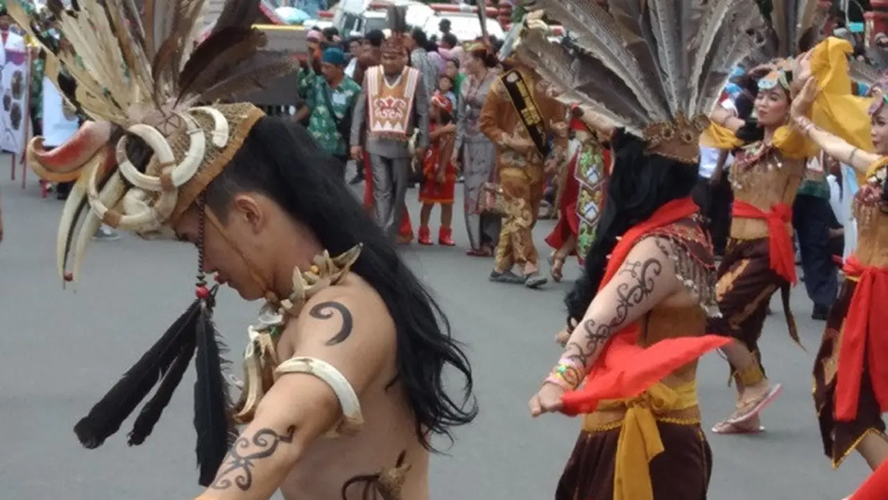 Pawai Warna-warni Dayak Buka Festival Budaya Iseng Mulang