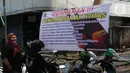 Spanduk tentang pembatasan aktivitas terpampang di pintu masuk perumahan di kawasan Cideng, Jakarta, Kamis (2/4/2020). Pemerintah menetapkan Pembatasan Sosial Berskala Besar dengan membatasi kegiatan tertentu penduduk di wilayah yang diduga terinfeksi COVID-19. (Liputan6.com/Helmi Fithriansyah)