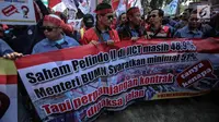 Peserta membentangkan spanduk tutuntan saat menggelar aksi unjuk rasa di depan kantor Kementerian BUMN, Jakarta, Senin (31/7). (Liputan6.com/Faizal Fanani)