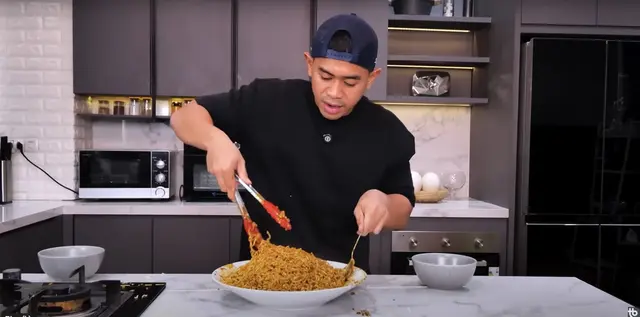 Tanboy Kun memasak 12 bungkus Mie Sedaap Goreng ala Chef Devina.