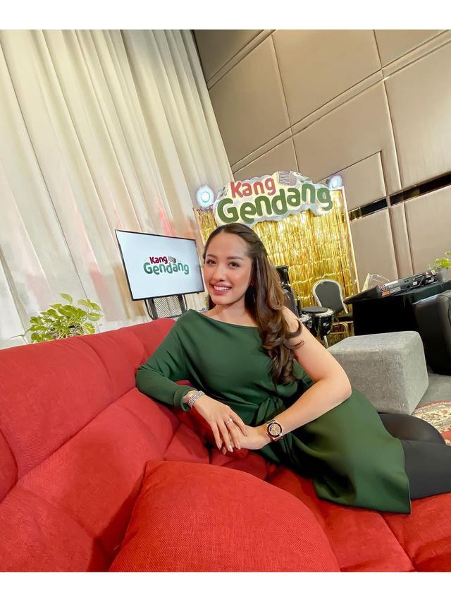 Ikuti Jejak Sang Nenek, Ini 6 Potret Rumy Rach Cucu Elvy Sukaesih