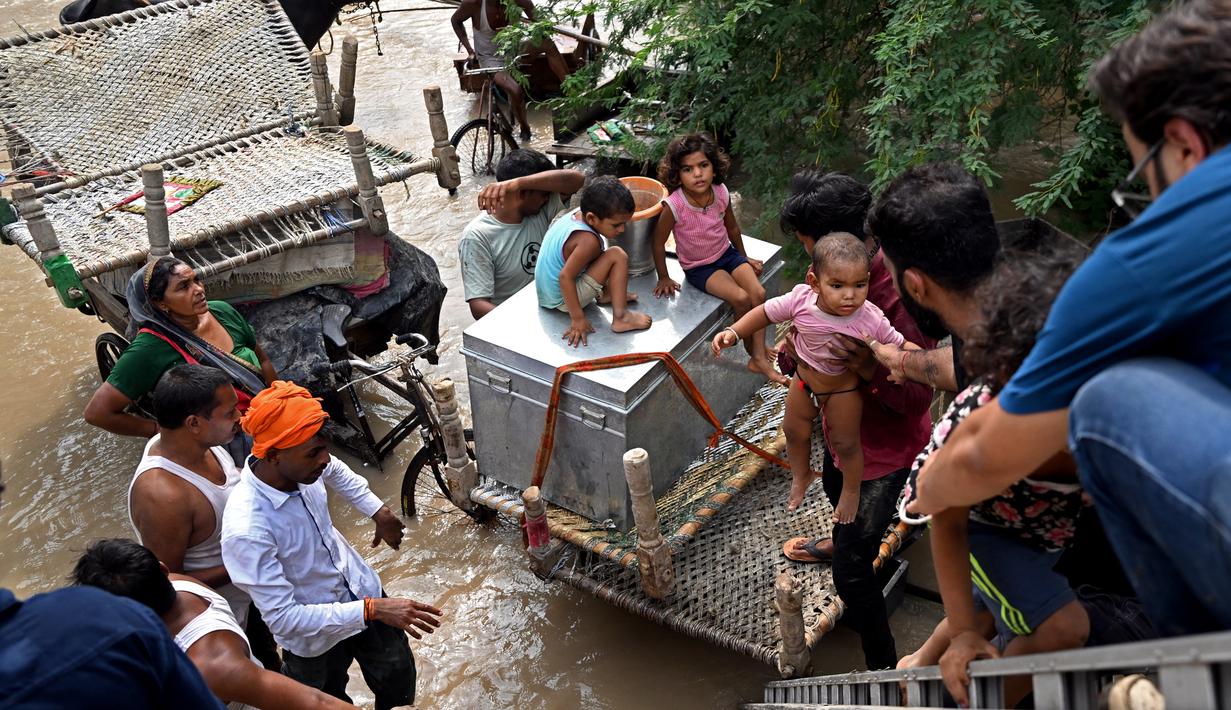 Ibukota New Delhi juga telah disiagakan tinggi untuk banjir setelah sungai Yamuna, yang melewati megacity, mencatat level tertinggi sejak 1978. (AFP/Arun Sankar)
