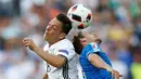Duel antara pemain Slovakia, Patrik Hrosovsky, dan pemain Jerman, Mesut Ozil, pada laga 16 besar Piala Eropa 2016 di Stade Pierre Mauroy, Lille, Minggu (26/6/2016) malam WIB. (Reuters/Lee Smith)
