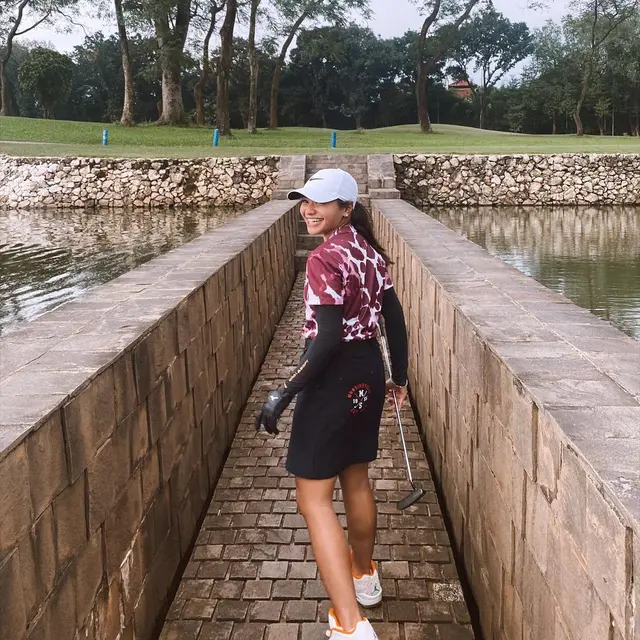 Potret Gaya Sporty Amel Carla Saat Main Golf, Tampil Stylish. (Sumber: Instagram/amelcarla)