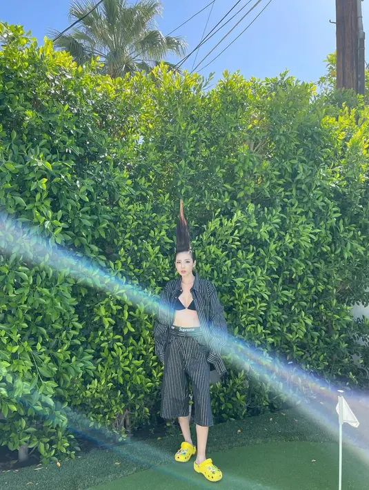 Sedangkan Dara terlihat mengenakan set atasan dan bawahan celana 7/8 bermotif garis-garis. Atasan berkerahnya dikancingkan satu paling atas, memperlihatkan bra hitam di dalamnya. Tatanan rambut Dara juga yang paling menarik perhatian, ia menarik ke atas rambutnya, gaya punk yang sangat ikonis.