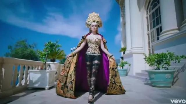 6 Potret Agnez Mo Jadi Karakter Novel Grafis dengan Kostum Motif Batik, Tuai Pujian