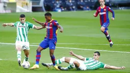 Bintang muda Barcelona itu mendapat tekel keras dari Aissa Mandi di menit ke-31. (AP Photo/Joan Monfort)