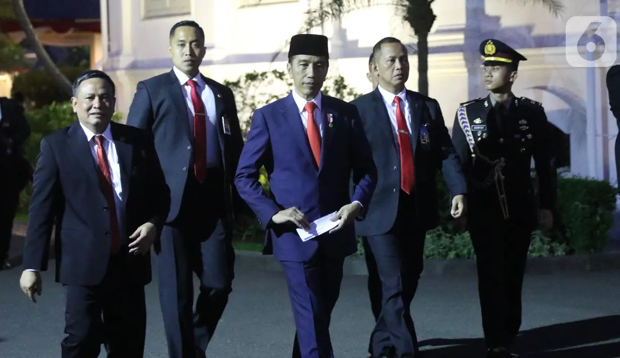 Presiden Joko Widodo atau Jokowi (tengah) berjalan saat tiba di Istana Merdeka, Jakarta, Minggu (20/10/2019). Usai dilantik menjadi Presiden RI untuk kedua kalinya, Jokowi  langsung kembali ke Istana Merdeka. (Liputan6.com/Angga Yuniar)