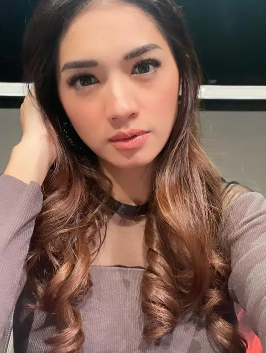 Angel juga punya kerpibadian yang unik, bisa berbeda saat pemotretan serius atau saat sedang bercanda. (Instagram @realangelkaramoy)