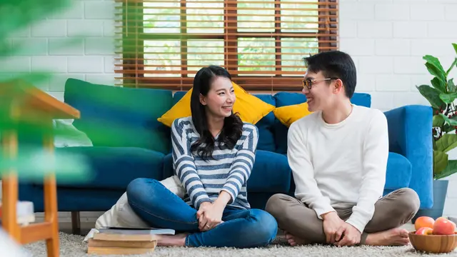 perempuan dan pasangan senyum