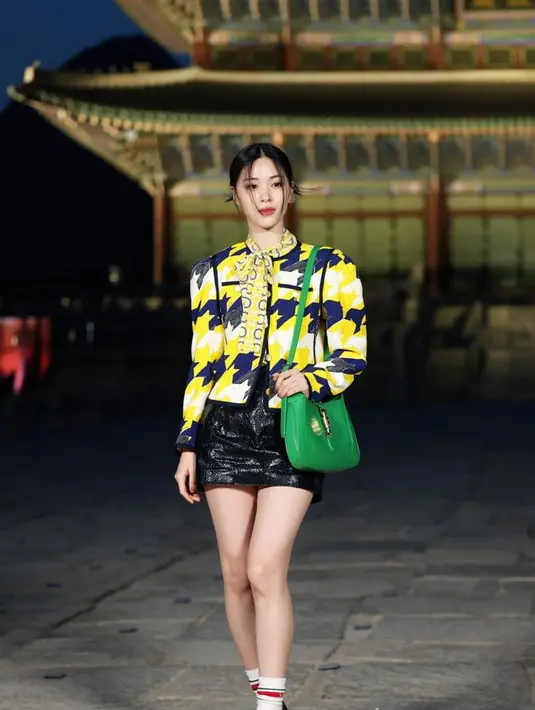 Hadir pula Ryujin Itzy  yang tampil flawless  dengan leather mini skirt dan pattern top warna kuning cerah. [Twitter/theseoulstory].