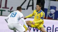 Pemain timnas Ukraina, Andriy Yarmolenko (kanan) mendapat penjagaan ketat pemain Slovenia, Dominic Maroh, pada play-off Piala Eropa 2016, di Maribor (17/11/2015). Yarmolenko berselisih dengan rekan setimnya, Taras Stepanenko.  (EPA/Antonio Bat)