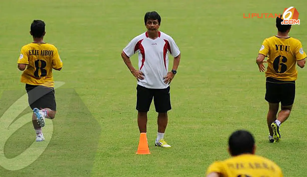 Jafry Sastra (pelatih Semen Padang) memimpin langsung latihan Semen Padang jelang berlaga melawan Persija Jakarta (Liputan6.com/Helmi Fithriansyah)