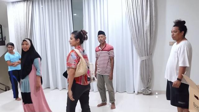 8 Potret Mertua Indah Permatasari Datang ke Jakarta, Diajak Lihat Rumah Baru