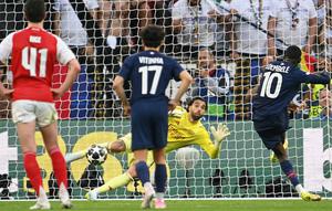 Ousmane Dembele (kanan) mengeksekusi penalti pada final Liga Champions Paris Saint-Germain vs Arsenal di Puskas Arena, Sabtu (30/5/2026). (AFP/Nicolas Tucat)