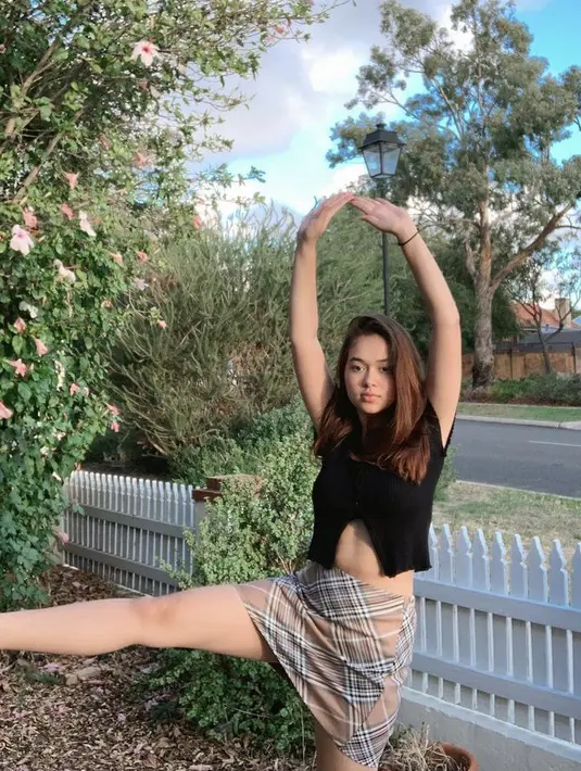 Dengan atasan hitam crop top, Becca memadukannya dengan mini skirt geometrisnya. (@rklopperr)