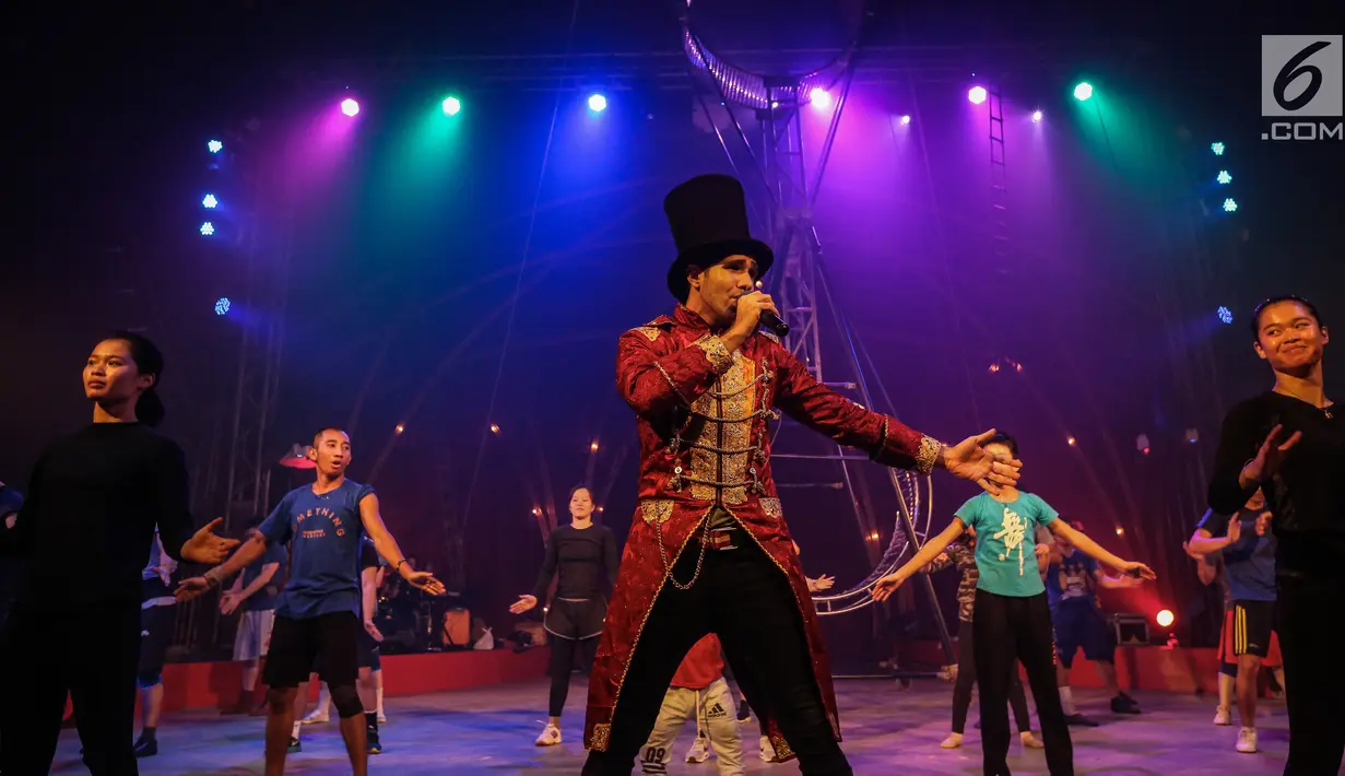 Pemain sirkus Oriental Circus Indonesia (OCI) berlatih akrobat dan trapeze jelang gelaran The Great 50 Show di Senayan, Jakarta, Rabu (12/12). The Great 50 Show akan dibuka pada 14 Desember  hingga 20 Januari 2019 di Jakarta. (Liputan6.com/Fery Pradolo)