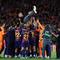 Para pemain Barcelona merayakan kemenangan bersama pelatih asal Jerman Barcelona, Hans-Dieter Flick, setelah memenangkan pertandingan liga Spanyol antara FC Barcelona dan Real Madrid CF di Stadion Camp Nou, Barcelona, pada 10 Mei 2026. Barcelona menang 2-0. (Josep LAGO / AFP)