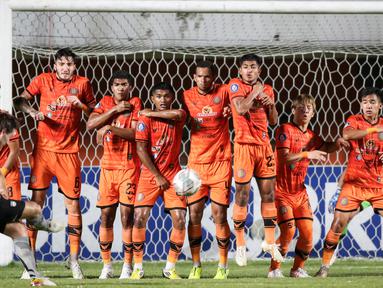 Persib Bandung unggul terlebih dahulu pada menit ke-20 melalui aksi Marc Klok. Bola hasil tendangan bebas kaki kanannya menyasar sudut kiri gawang Persiraja yang gagal diantisipasi Aji Bayu. (Bola.com/Bagaskara Lazuardi)