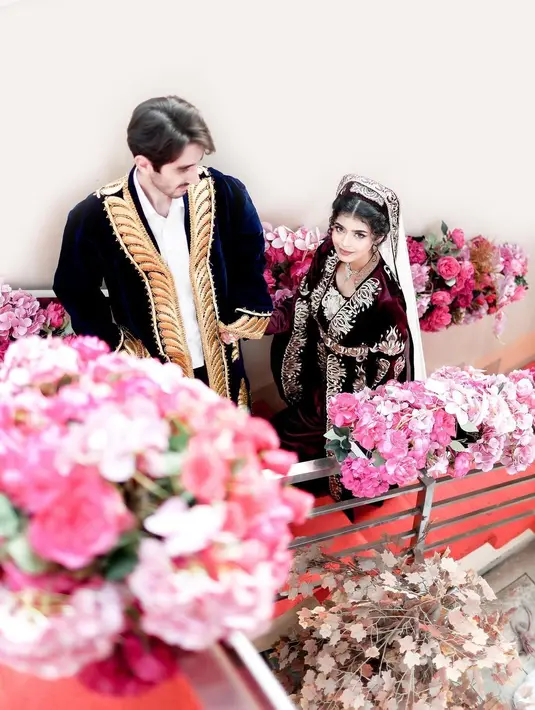 Momen ini dihiasi dengan nuansa tradisional, termasuk melalui pakaian adat yang digunakan. [@nwp.picture]