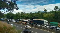 Arus lalu lintas di Tol Tangerang-Merak tidak bergerak, pukul 14.30 WIB Jumat (29/4/2022). (Liputan6.com/Yandhi Deslatama)