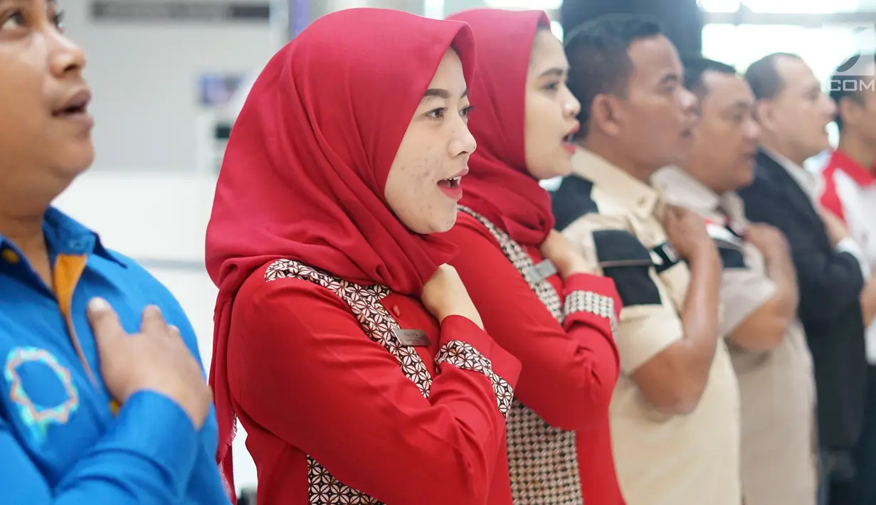 Karyawan menyanyikan lagu Indonesia Raya di Mal Pesona Square, Depok, Jawa Barat, Rabu (19/6/2019). Pemutaran lagu Indonesia Raya di mal tersebut untuk menumbuhkan rasa nasionalisme pada karyawan. (Liputan6.com/Immanuel Antonius)