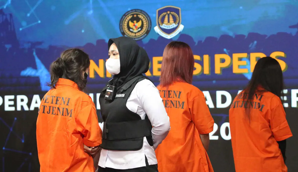 Pengawasan dilakukan untuk memastikan kepatuhan WNA terhadap ketentuan izin tinggal dan aktivitas yang dijalankan di Indonesia. Tampak dalam foto, beberapa Warga Negara Asing (WNA) yang terjaring Operasi Wira Waspada 2025 diperlihatkan saat rilis di Gedung Direktorat Jenderal Imigrasi, Jakarta Selatan, Selasa (16/12/2025). (merdeka.com/Arie Basuki)
