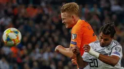 Bek Belanda, Matthijs De Ligt, duel udara dengan gelandang Jerman, Serge Gnabry, pada laga Kualifikasi Piala Dunia 2022 di Hamburg, Jumat (6/9). Jerman kalah 2-4 dari Belanda. (AFP/Odd Andersen)