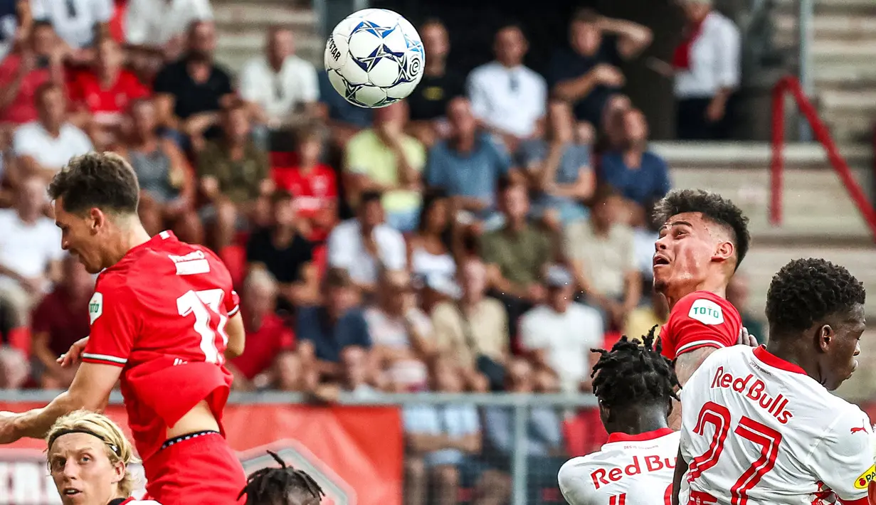 Pemain Twente, Mees Hilgers (kedua kanan) menyundul bola pada laga leg kedua babak Kualifikasi ketiga Liga Champions 2023/2024 melawan FC Salzburg di Grolsch Veste stadium, Enschede, Belanda, 13 Agustus 2024. (AFP/Vincent Jannink)