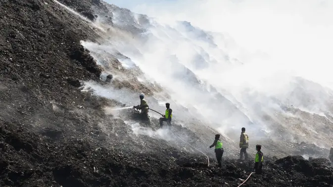 Lima Hari TPA Putri Cempo Terbakar, Warga Keluhkan Batuk dan Sesak Napas
