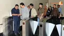 Ahok menyalami salah satu security saat akan memasuki lift di lobi SCTV Tower (Liputan6.com/Johan Tallo)