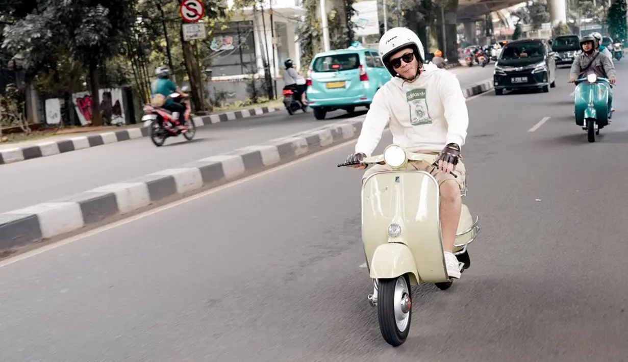 Irwansyah menjadi salah satu artis yang mengoleksi kendaraan vespa. Dalam unggahan Instagram, pria 37 tahun ini memamerkan aksinya saat mengendarai vespa keliling jalanan kota. Meski jarang tersorot, nampaknya touring dengan vespa menjadi hobi yang tak pernah ia lewatkan. (Liputan6.com/IG/@irwansyah_15)