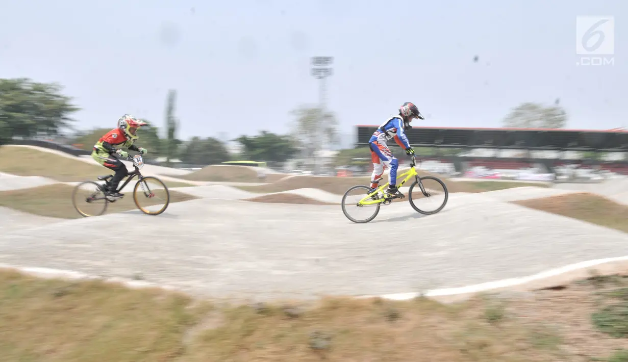 Pembalap bersaing dalam kejuaraan sepeda BMX Bearco Fest 2019 di Jakarta International BMX Track, Pulomas, Jakarta, Minggu (25/8/2019). Bearco Fest 2019 diikuti oleh pembalap sepeda profesional nasional yang terbagi dalam beberapa kategori. (merdeka.com/Iqbal Nugroho)