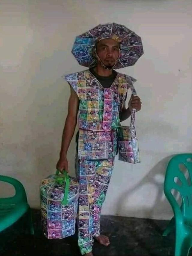 7 Potret Kocak Pedagang Keliling Pakai Kostum Saat Jualan Ini Curi Perhatian