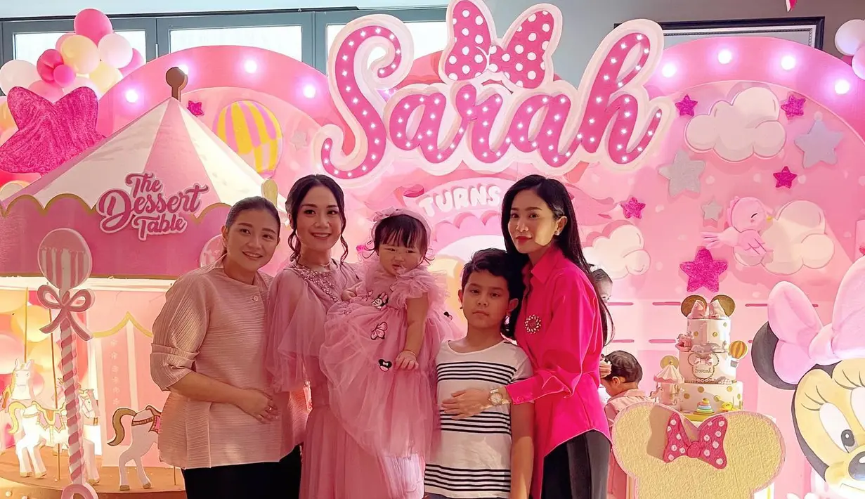 Bunga Zainal dan putra keduanya berpose bersama Puput Nastiti dan di kecil, Sarah. (Foto: Instagram/ bungazainal05)