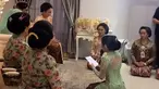 Pada pagi ini, Jumat (9/12/2022) Erina Gudono menggelar prosesi sungkeman kepada kedua orang tua serta acara langkahan. Acara langkahan tersebut digelar karena dirinya meminta izin untuk 'melangkahi' kedua kakaknya untuk menikah. (Liputan6.com/IG/@hepidavid)