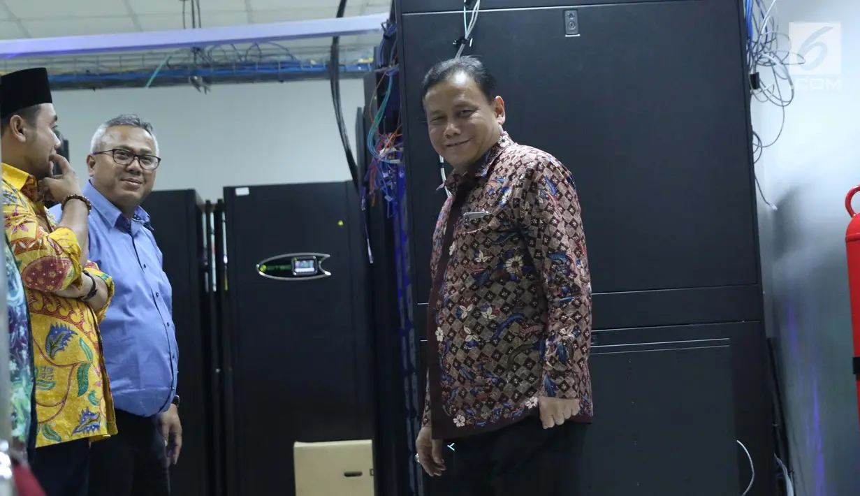 Ketua KPU RI, Arief Budiman (tengah) bersama Komisioner Bawaslu RI, Abhan Misbah dan M Afifuddin meninjau ruang server data KPU di Gedung KPU, Jakarta, Jumat (26/4). Bawaslu meninjau ruang server terkait transparansi proses kinerja KPU pada Pemilu 2019. (Liputan6.com/Helmi Fithriansyah)