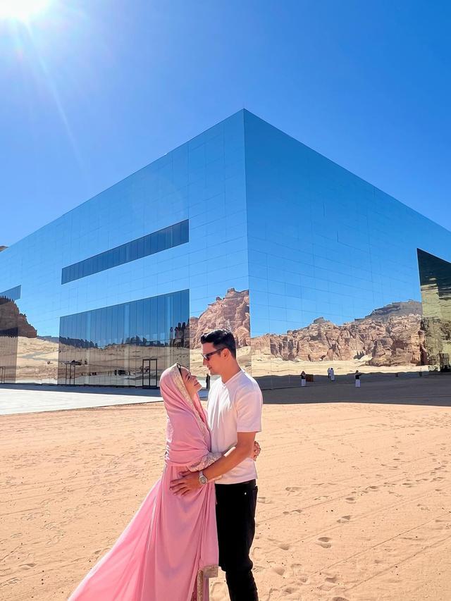 7 Potret Titi Kamal dan Christian Sugiono Liburan ke Al Ula Usai Jalani Umrah