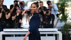 Aktris Alicia Vikander berpose dalam sesi pemotretan untuk film "Firebrand" di Festival Film Cannes ke-76 di Cannes, Perancis Selatan, 22 Mei 2023. (Patricia DE MELO MOREIRA/AFP)