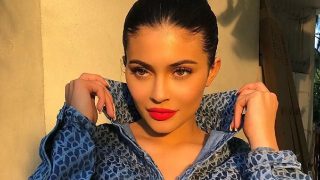 Kerap Tampil Sensual, Ini Sederet Warna Lipstik Andalan Kylie Jenner