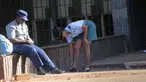 Seorang polisi wanita menyemir sepatunya di luar pengadilan di Harare, Zimbabwe, Rabu, (26/2/2020). Republik Zimbabwe adalah sebuah negara di Afrika bagian selatan. (AP Photo/Tsvangirayi Mukwazhi)