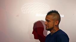 Pemain baru Bayern Munchen Arturo Vidal tiba saat jumpa pers perkenalan dirinya di Munich, Jerman, Selasa (28/7/2015). (Reuters/Michaela Rehle)