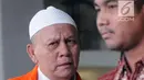 Eks anggota DPRD Sumut Rijal Sirait (kiri) usai menandatangani berkas perpanjangan penahanan di Gedung KPK, Jakarta, Jumat (24/8). Rijal menjadi tersangka karena diduga menerima suap dari mantan gubernur Sumut Gatot Pujo Nugroho. (Merdeka.com/Dwi Narwoko)