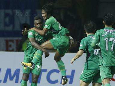 Para pemain Bhayangkara FC merayakan gol yang dicetak Ilham Udin Armaiyn ke gawang Arema FC pada laga Liga 1 di Stadion Patriot, Bekasi, Jumat (4/8/2017). Bhayangkara FC menang 2-1 atas Arema FC. (Bola.com/M Iqbal Ichsan)