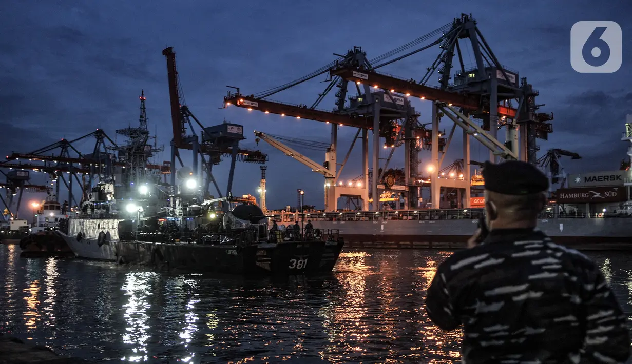 KRI Tjiptadi tiba di Dermaga JICT 2 usai melakukan pencarian pesawat Sriwijaya Air SJ 182, Tanjung Priok, Jakarta, Minggu (10/1/2021). Pencarian Sriwijaya Air SJ 182 dilakukan dengan mengerahkan kapal-kapal yang dilengkapi peralatan bawah laut. (merdeka.com/Iqbal S. Nugroho)