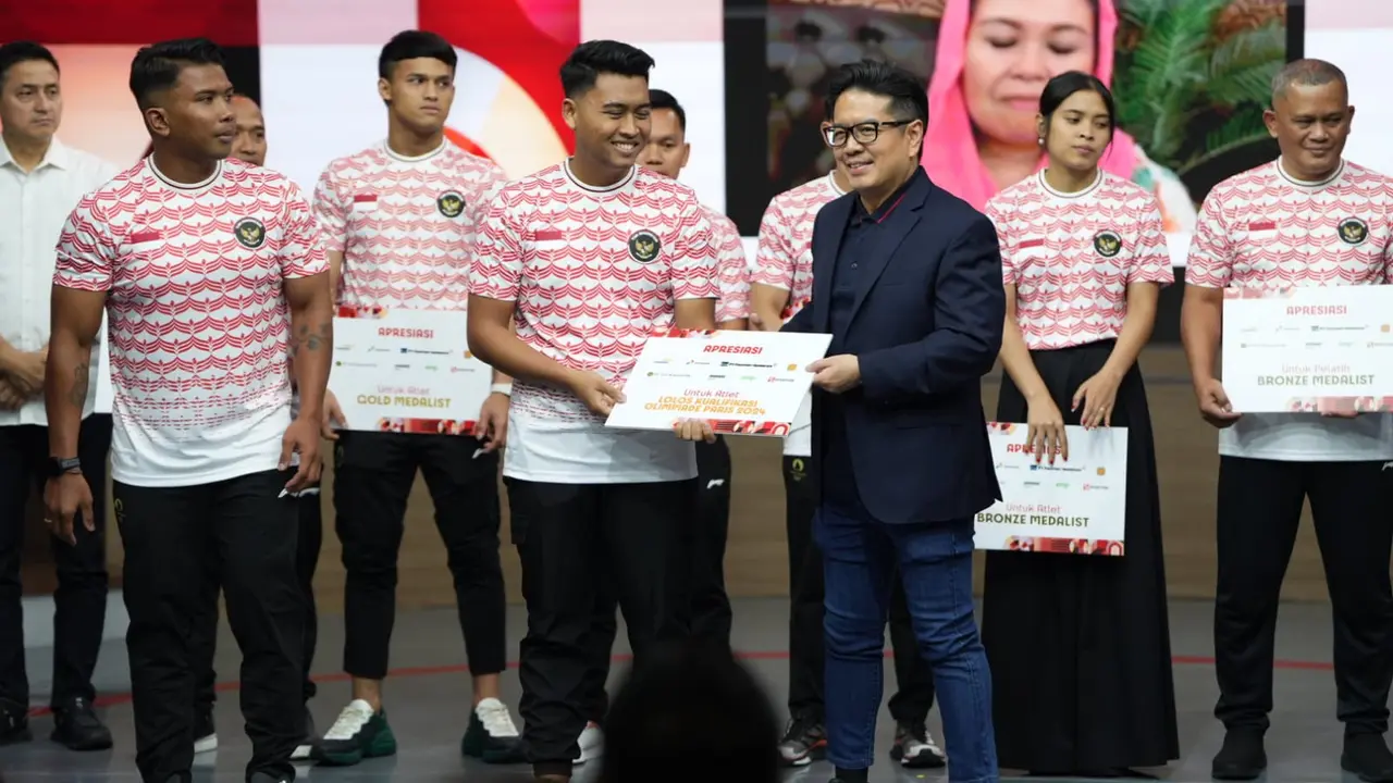 Managing Director Sinar Mas, Ferry Salman (kanan) dalam ‘Malam Apresiasi untuk Peraih Medali Olimpiade Paris 2024 dari Sinergi Kelompok Usaha Indonesia’, di Jakarta (26/8/2024). (Dok Sinar Mas)