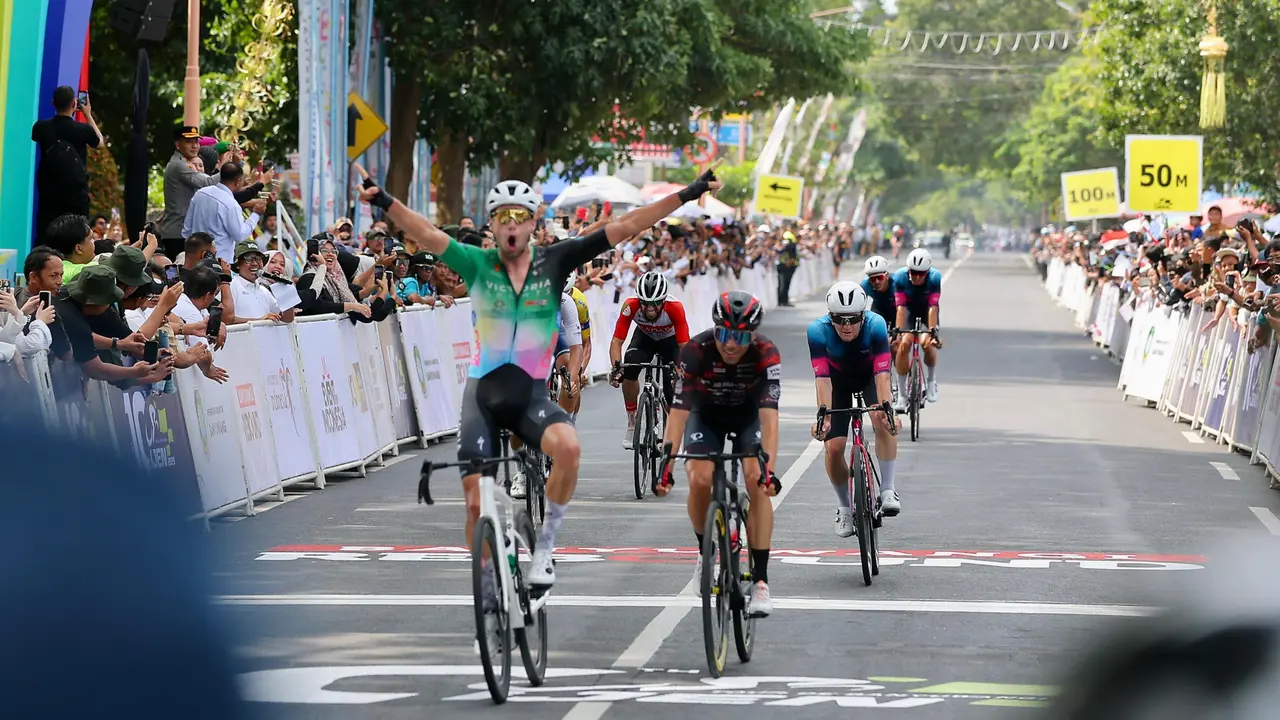 Pembalap asal Belanda, Jeroen Meijers, dari tim Victoria Sports Pro Cycling Filipina, keluar sebagai juara etape pertama (Istimewa)